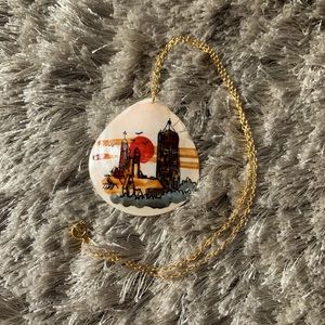 Cute Seashell Necklace With Beautiful Scene!